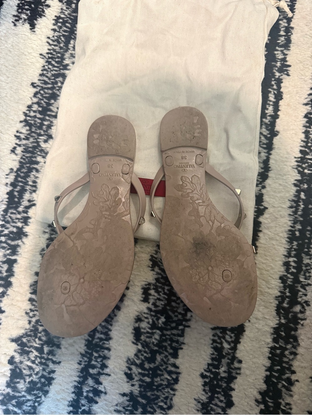 Valentino Rockstud Bow Jelly Thong Sandals in nude - Picture 2 of 5